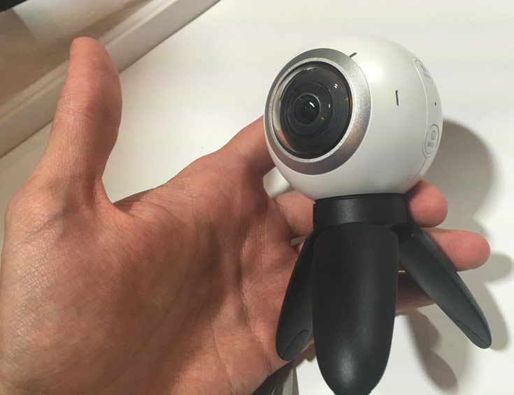 Камера Samsung Gear 360 предназначена для съемки фото и видео с углом поля зрения 360°