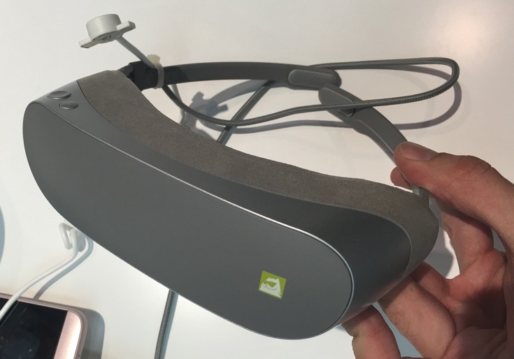 Владельцам LG G5 будет предложена гарнитура виртуальной реальности LG 360 VR (фото с MWC 2016)