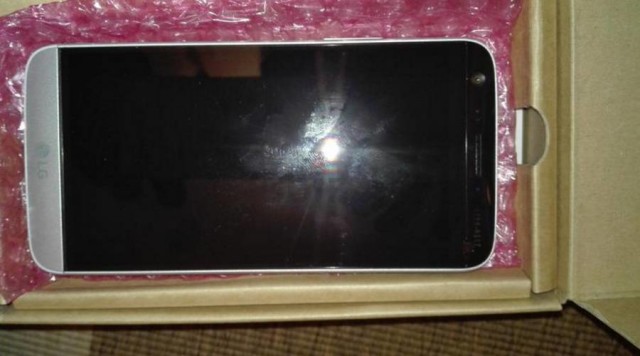 Появились живые фото смартфона LG G5