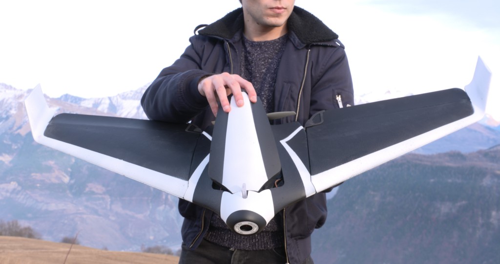 Потребительский дрон Parrot Disco может развивать скорость до 80 км/ч и находиться в воздухе до 45 минут