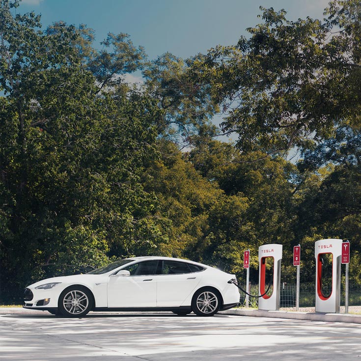 Заправочные станции Tesla Supercharger будут заряжать электромобили, пока водитель и пассажиры едят в ресторане