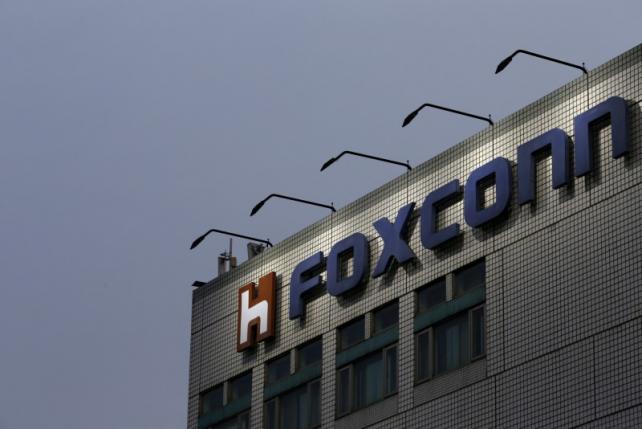 Foxconn продаст зарубежные активы Sharp 