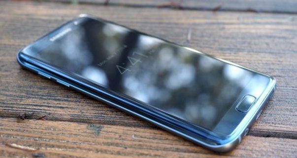 Источник утверждает, что идея выпуска смартфона Samsung Galaxy Note 7 с плоским экраном даже не рассматривалась