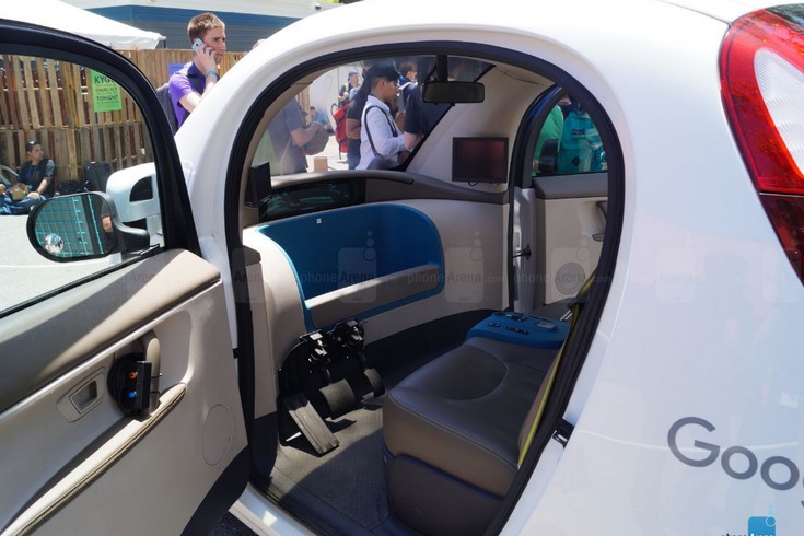 Беспилотное авто Google запечатлели снаружи и внутри