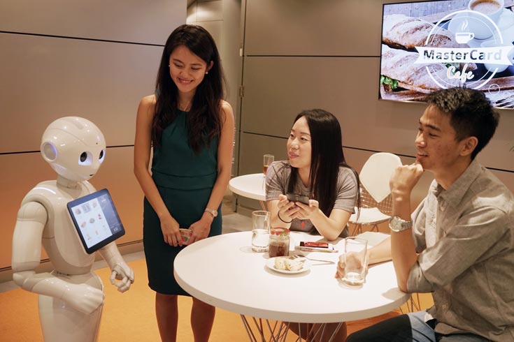 Партнером MasterCard в использовании робота Pepper стала сеть ресторанов быстрого питания Pizza Hut Restaurants Asia P/L