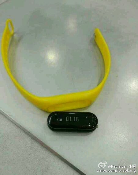 Умный браслет Xiaomi Mi Band 2 засветился на новой фотографии