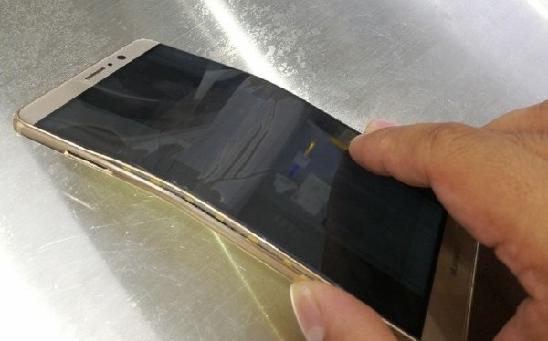 Экран смартфона Huawei Mate 9 гнется, но не трескается