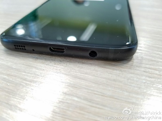 Samsung Galaxy S7 Edge в цвете Glossy Black не сильно отличается от оригинала