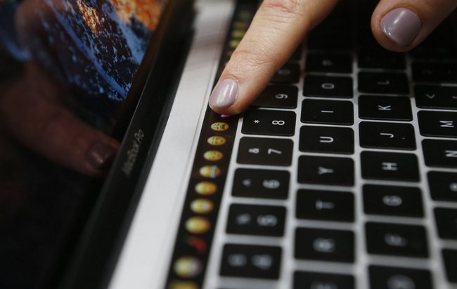 Сенсорный экран Touch Bar новых MacBook Pro при работе в ОС Windows будет отображать ряд функциональных клавиш
