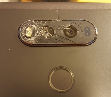 Владельцы смартфон LG V20 сообщают об очень хрупком стекле, которое закрывает камеру