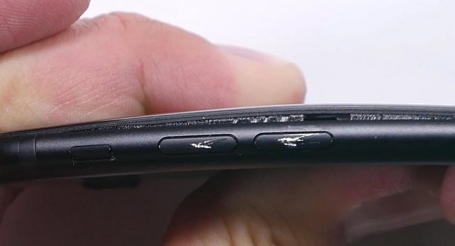 Смартфон iPhone 7 выдерживает испытание на изгиб лучше предшественников