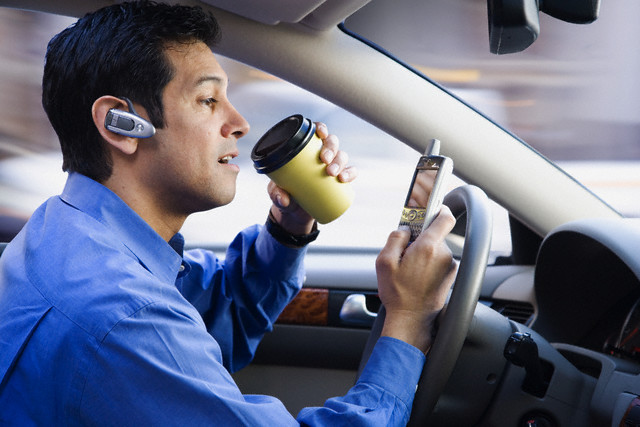 Водители Калифорнии могут прикасаться к телефонам лишь один раз