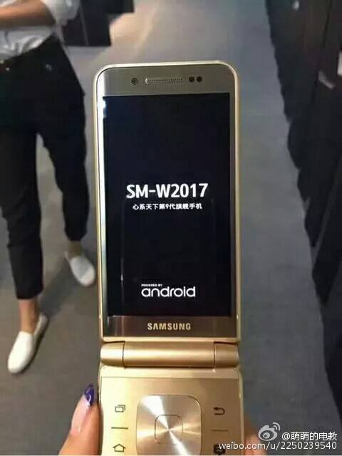 Опубликованы фотографии смартфона-раскладушки Samsung SM-W2017