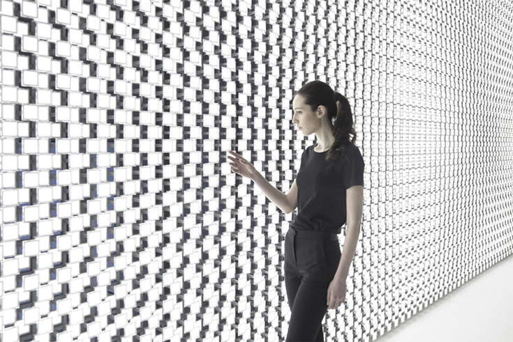 Светящуюся стену спроектировал японский дизайнер Tokujin Yoshioka