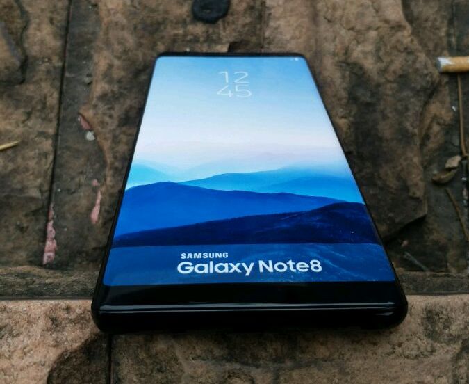Samsung Galaxy Note8 позирует живьём