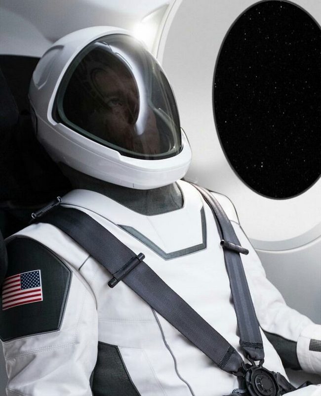 Илон Маск впервые показал космический скафандр SpaceX 