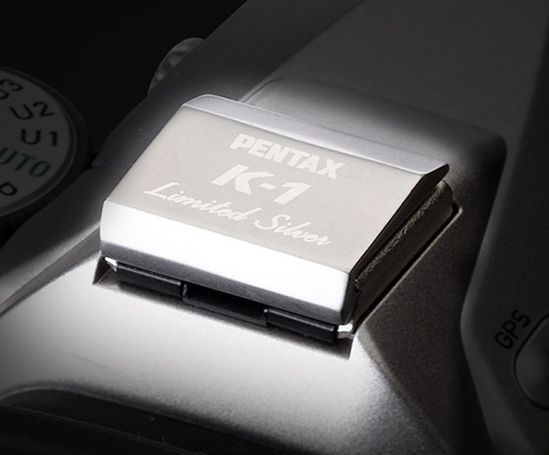 Всего планируется выпуск 2000 серебристых камер Pentax K-1