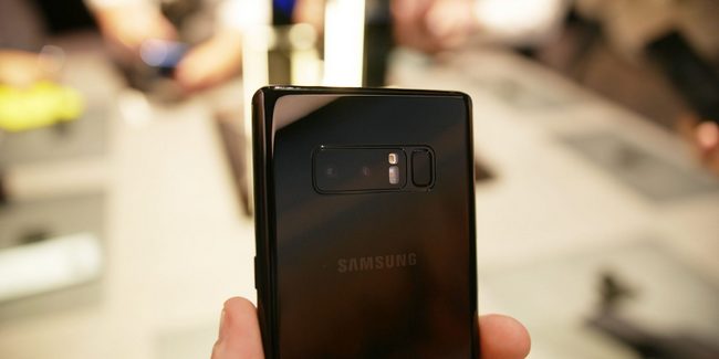Смартфону Samsung Galaxy S9 приписывают сдвоенную камеру и сканер отпечатков пальцев на задней панели