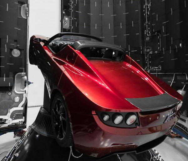 Илон Маск показал электромобиль Tesla Roadster, который отправят в космос
