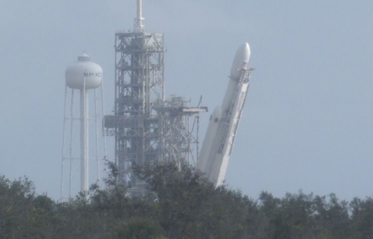 Falcon Heavy уже установлена на стартовой площадке