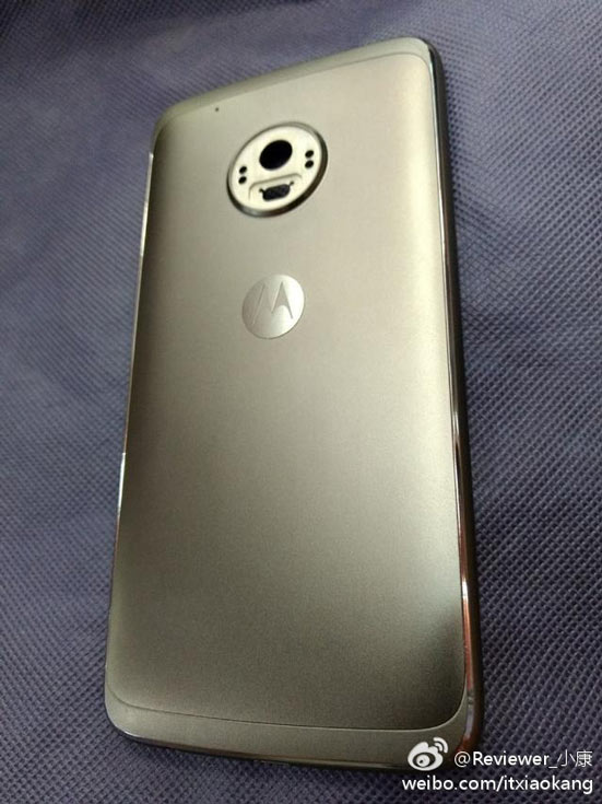 На задней панели смартфона Motorola Moto G5 Plus видна камера разрешением 12 Мп