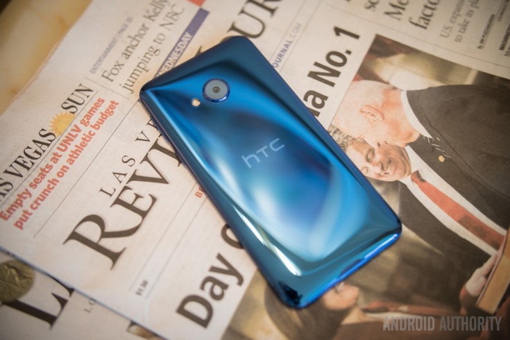 Смартфон HTC U Play не получил второй дисплей