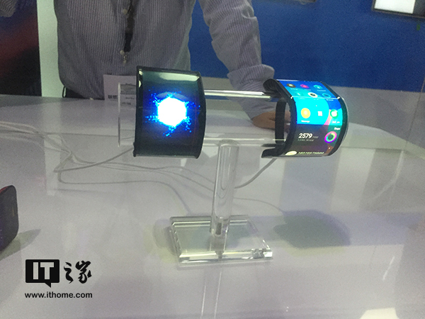 Lenovo показала концепт сгибающегося смартфона-браслета, умный проектор, персональный помощник CAVA и AR-гарнитуру daystAR