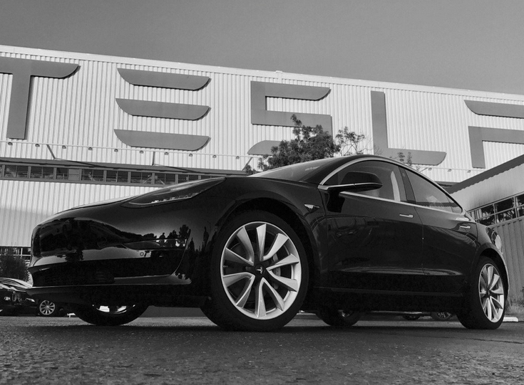 Tesla произвела первую серийную Model 3