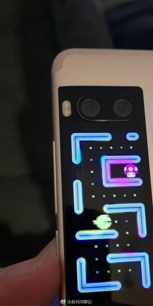 На дополнительном дисплее смартфона Meizu Pro 7 можно будет играть в Pac-Man