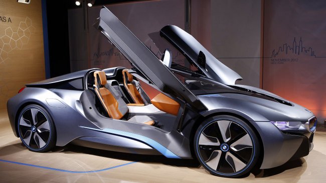 Электромобиль BMW i8 Roadster стал героем нового ролика