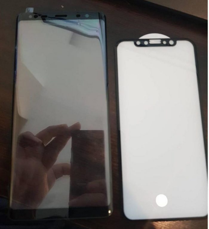 Лицевые панели Samsung Galaxy Note 8 и iPhone 8 впервые запечатлены на одной фотографии