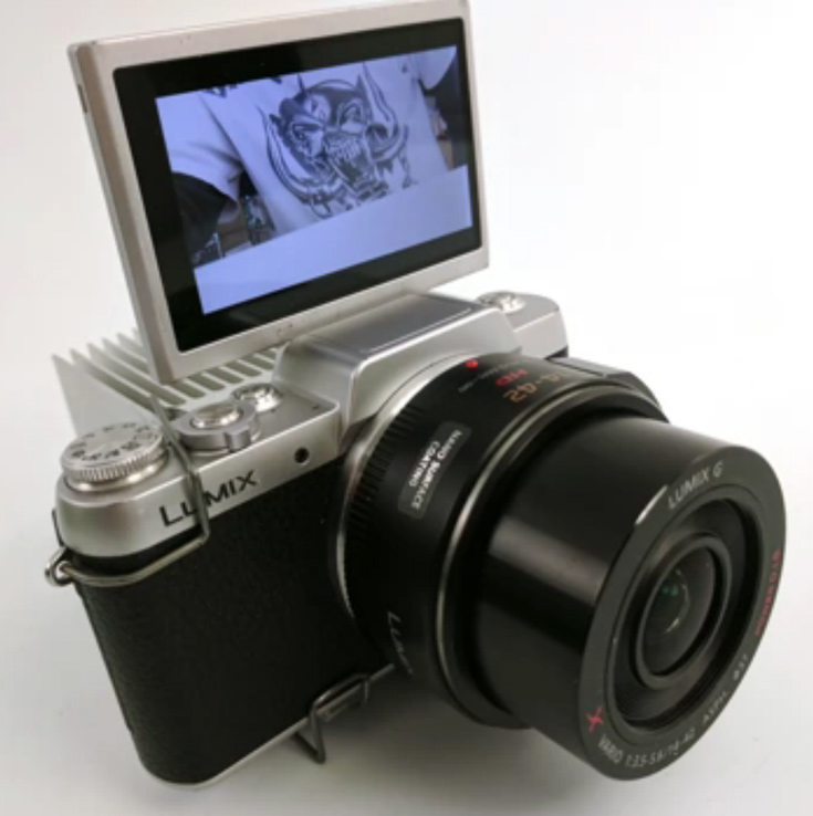 Чтобы отвести тепло, на камеру Panasonic Lumix DMC-GF7 можно установить радиатор