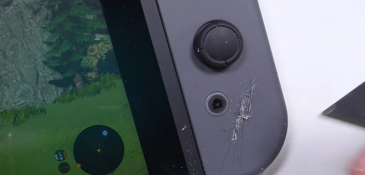 Экран Nintendo Switch защищён царапающимся пластиком
