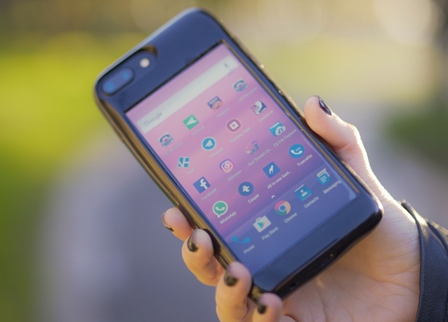 Чехол Eye помещает на заднюю панель iPhone смартфон с ОС Android