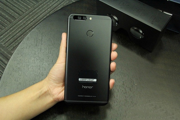 Опубликована первая фотография смартфона Honor Note 9, который может получить безрамочный дисплей
