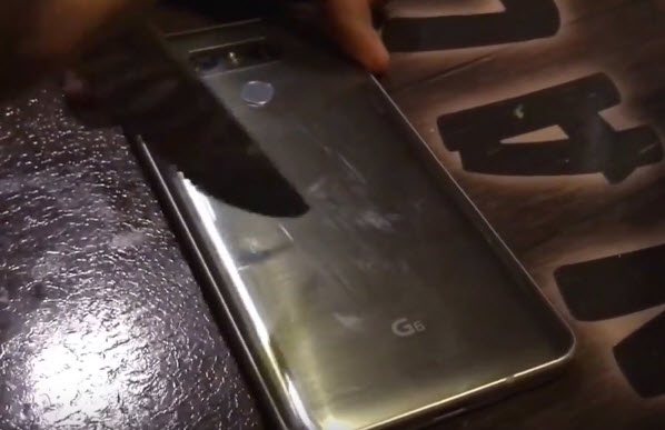 Видео дня: смартфон LG G6 успешно противостоит попыткам поцарапать его при помощи ножа