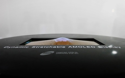 На этой неделе Samsung покажет первый в мире «растягивающийся» дисплей