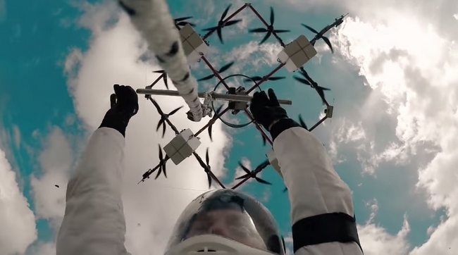В Латвии совершен первый в истории прыжок с парашютом с дрона