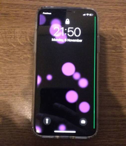 На дисплее у некоторых iPhone X появляется зелёная полоса