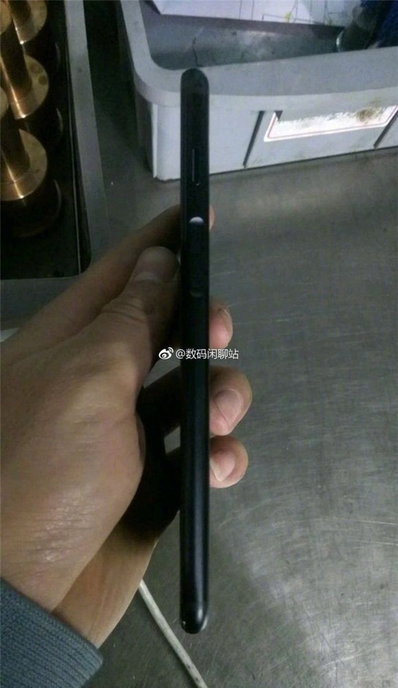 Опубликованы фотографии «полноэкранного» смартфона Meizu m1712, оснащенного боковым дактилоскопическим датчиком