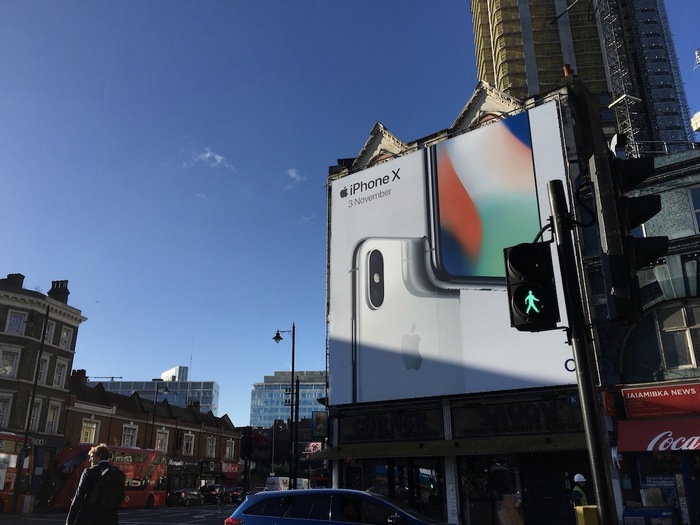 Рекламные щиты iPhone X, которые появились по всему миру, подтверждают, что смартфон должен выйти 3 ноября
