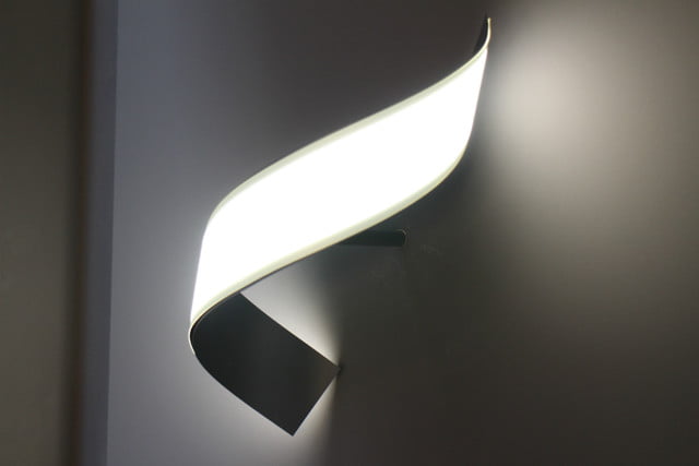 LG Display показала сгибающиеся лампы OLED, которые могут работать более 10 лет