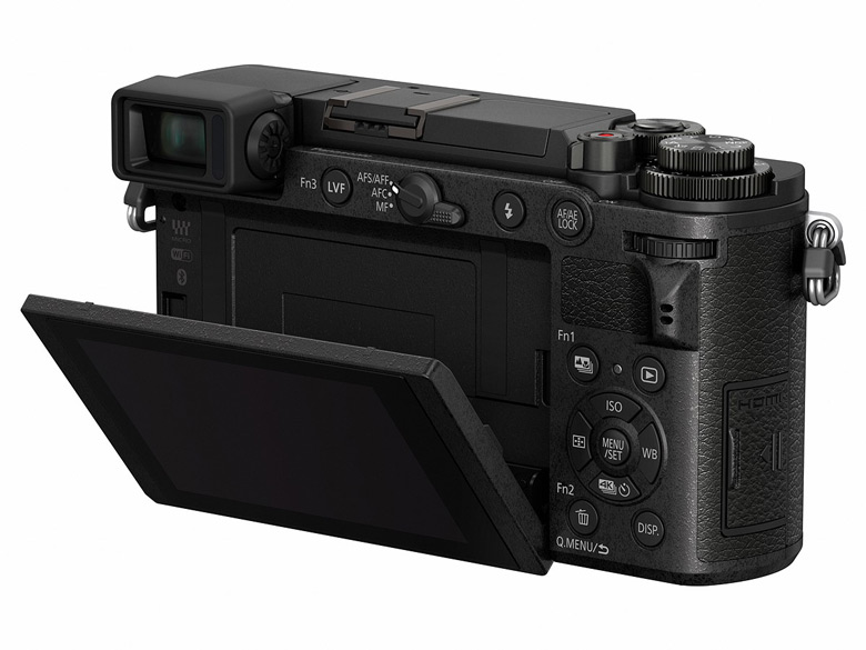 Камера в комплекте с объективом, охватывающим диапазон фокусных расстояний 12-60 мм при максимальной диафрагме F/3,5-F/5,6, стоит $1000