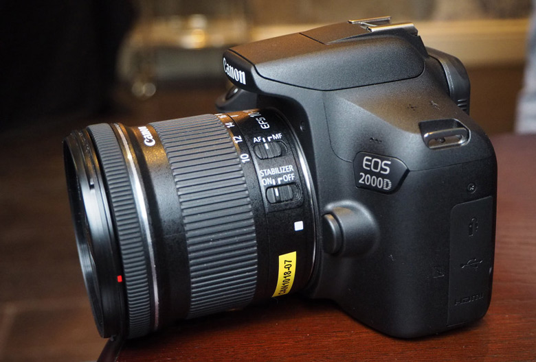 Зеркальная камера Canon EOS 2000D относится к начальному уровню 