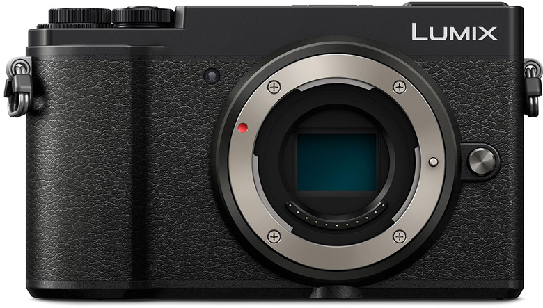 Камера в комплекте с объективом, охватывающим диапазон фокусных расстояний 12-60 мм при максимальной диафрагме F/3,5-F/5,6, стоит $1000