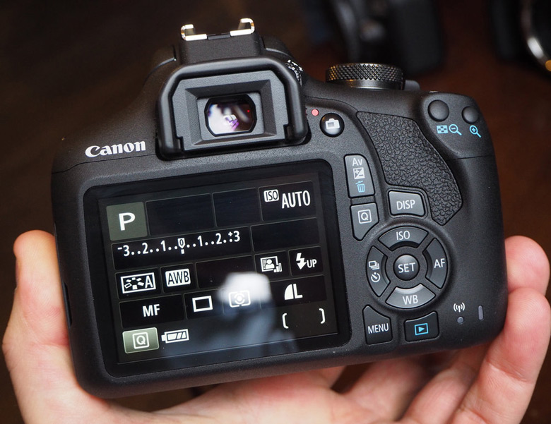 Зеркальная камера Canon EOS 2000D относится к начальному уровню 
