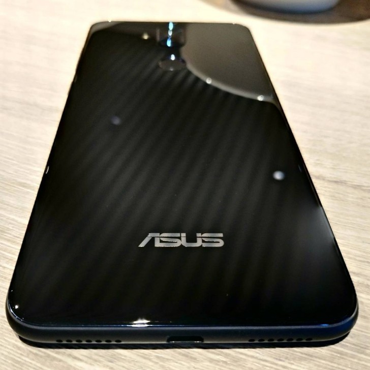 Смартфон Asus Zenfone 5 Lite засветился на живом фото