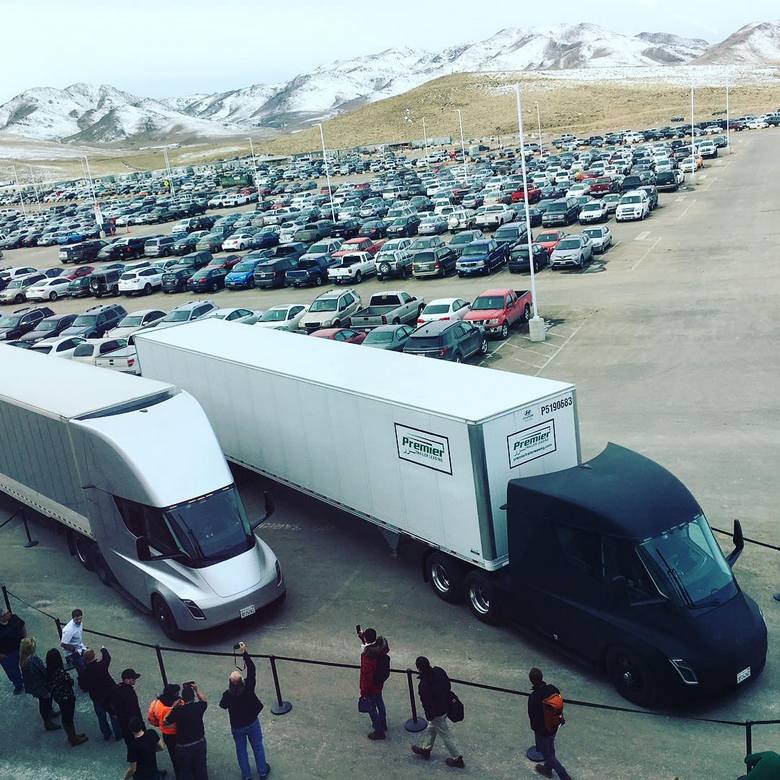 Электрические грузовики Tesla Semi уже начали перевозить грузы на большие расстояния