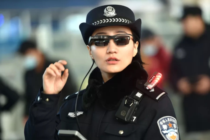 Полиция Пекина выслеживают преступников посредством умных очков