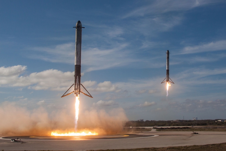 SpaceX показала на видео крушение центрального ускорителя Falcon Heavy